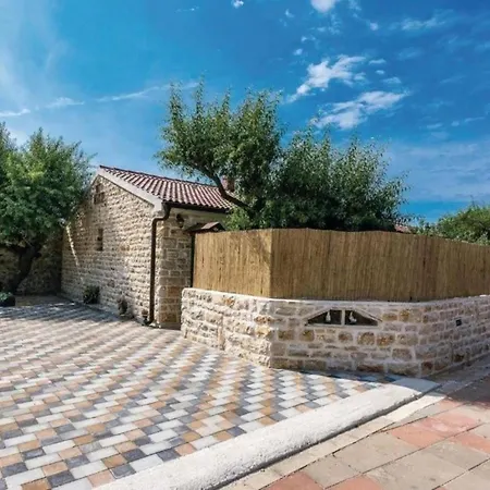 Three Bedroom With Pool Casa de Férias Stankovci (Zadar)