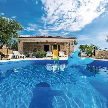 Casa de Férias Three Bedroom With Pool Stankovci (Zadar)