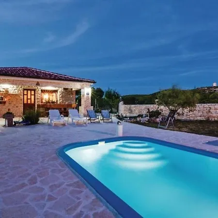 Vikendica Three Bedroom With Pool *