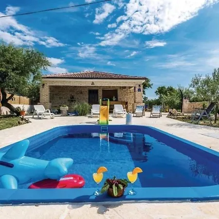 Three Bedroom With Pool Casa de Férias